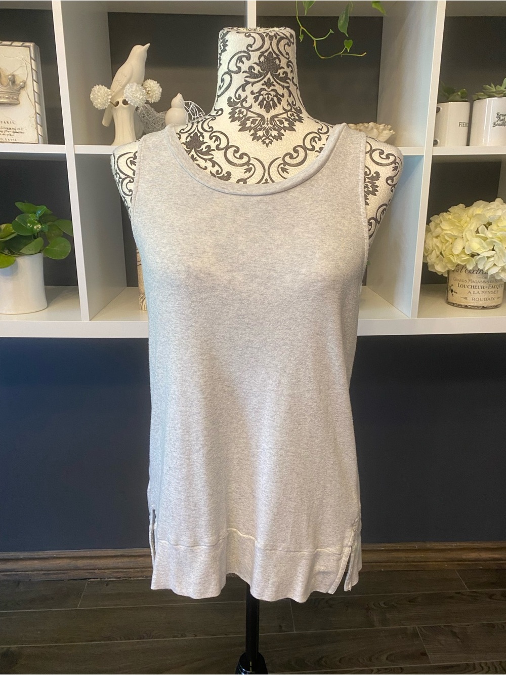 Aritzia TNA Light Gray Sleeveless Tank Top Size S
